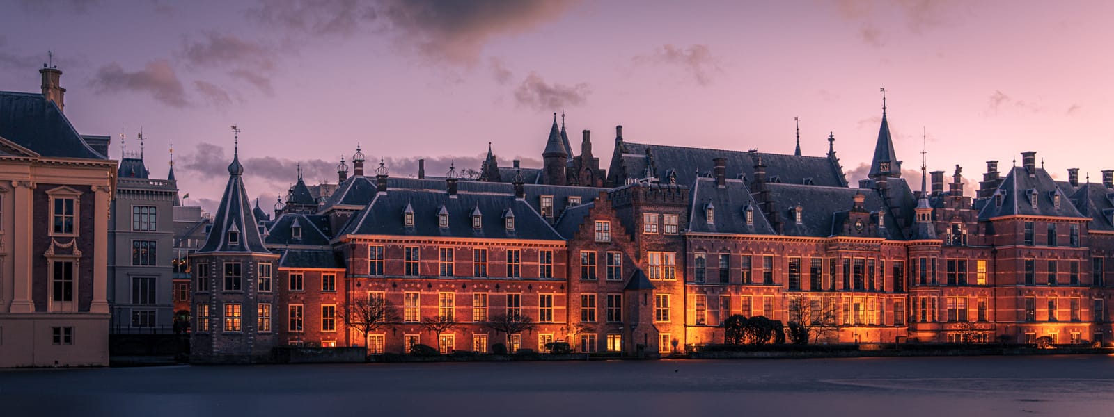 Binnenhof Den Haag bij schemer